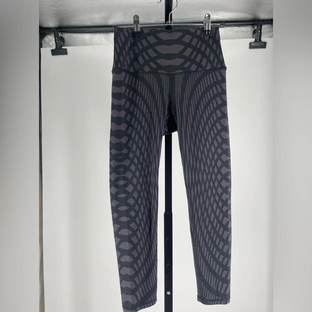 Alo Patterned Black/Gray Capri-length Leggings - Picture 3 of 6